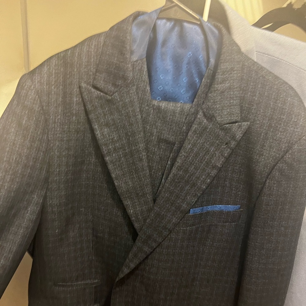 Steve Harvey Reserves black and navy blue 3 piece suit.